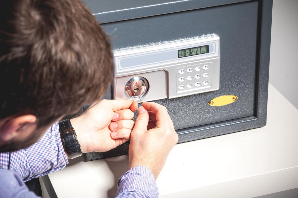 3 Ways to Know You Need a Locksmith to Open Your Safe